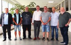 De almennyttige boligselskaberne og Guldborgsund Kommune har netop underskrevet en ny samarbejds- og rammeaftale. Fra venstre: Anders Enevoldsen, næstformand, Nykøbing F. Boligselskab. Birgitte Christiansen, formand for Lejerbo Guldborgsund. Lars Dalsgaard, formand for Nørre Alslev almennyttige Boligselskab. Simon Hansen, borgmester i Guldborgsund Kommune. Jimmy Frisenberg, formand for Boligselskabet Fjordparken. Lars Olsen, formand for Boligforeningen Lolland. Claus Olsson, formand for Boligselskabet Vendersbo. Foto: Guldborgsund Kommune.