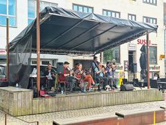 Hver fredag sommeren igennem vil sommertraditionen Jazz på Torvet finde sted i Nykøbing Falster i et samarbejde mellem Nykøbing Falster Brandmuseum og Triangelklubben. Foto: Guldborgsund Kommune.