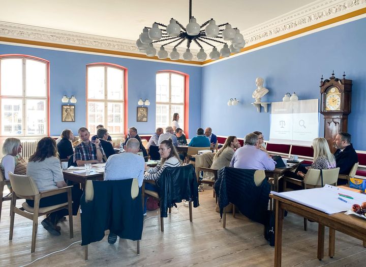 Billedet er fra et temamøde på Stubbekøbing Rådhus, hvor opgaveudvalget havde inviteret samarbejdspartnere til at drøfte det gode samarbejde mellem civilsamfund og kommune. Foto: Guldborgsund Kommune