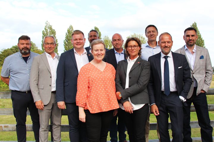 Torsdag aften faldt budgetaftalen for 2026 på plads i Guldborgsund Kommune. Her ses gruppeformændene bag aftalen. Fra venstre: Paw Hallandson, John Brædder, borgmester Simon Hansen, Johannes Kristensen, Annemette Schøberg Johnsen, Bob Richard Nielsen, Stine Steffensen, Ole K. Larsen, René Christensen og Camillo Krog. Foto: Guldborgsund Kommune.