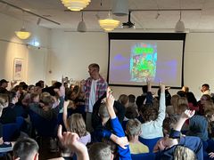 Deltagere stiller spørgsmål til Kim Ace under et arrangement på Hovedbiblioteket i Nykøbing.
