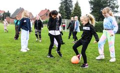 Forældre og fagfolk fra dagtilbud og skoler skal sammen finde frem til en slags guide for det gode samarbejde til gavn for børnenes trivsel. Børn og Skoleudvalget sætter nu gang i et flerårigt forløb, der skal gøre alle parter klogere på, hvordan det gode samarbejde ser ud. Foto: Guldborgsund Kommune.