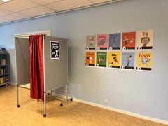 Stemmeboks og kandidatliste på Hovedbiblioteket i Nykøbing