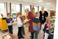 Eleverne fra Sydfalster skole kastede sig straks over bøgerne fra biblioteket, der blev leveret til dem den 2. december