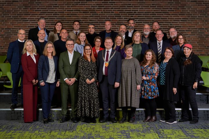 Det kommende byråd i Guldborgsund Kommune, som tiltræder 1. januar, holdt konstituerende byrådsmøde torsdag den 4. december. Bagerst fra venstre: Ole Bronné Sørensen, Emma Holm, Camillo Krog, Yavuz Sari, Bob Richard Nielsen, Johannes Kristensen, Henrik Steen Jensen, Dennis Fridthjof og Casper Schneidereit. Midterste række fra venstre: John Brædder, Mark O. Madsen, Martin Lohse, Henriette Klingberg-Nielsen, Britta Lange, Katrine Burmann, Heidi Utermøhl, Henrik Høegh-Andersen, Martin Pedersen og Stine Steffensen. Forreste række fra venstre: Susanne Hacke, Janne Hansen, Christian Schou, Pernille Sølvhøi, Simon Hansen, Annemette Schønberg Johnsen, Katrine Folmann von Arenstorff Christiansen, Birgit Holse og Bente Lerche-Thomsen. René Christensen var fraværende. Foto: Patrick Kirkby / Guldborgsund Kommune (billedet er redigeret).