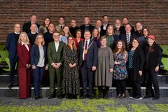 Det kommende byråd i Guldborgsund Kommune, som tiltræder 1. januar, holdt konstituerende byrådsmøde torsdag den 4. december. Bagerst fra venstre: Ole Bronné Sørensen, Emma Holm, Camillo Krog, Yavuz Sari, Bob Richard Nielsen, Johannes Kristensen, Henrik Steen Jensen, Dennis Fridthjof og Casper Schneidereit. Midterste række fra venstre: John Brædder, Mark O. Madsen, Martin Lohse, Henriette Klingberg-Nielsen, Britta Lange, Katrine Burmann, Heidi Utermøhl, Henrik Høegh-Andersen, Martin Pedersen og Stine Steffensen. Forreste række fra venstre: Susanne Hacke, Janne Hansen, Christian Schou, Pernille Sølvhøi, Simon Hansen, Annemette Schønberg Johnsen, Katrine Folmann von Arenstorff Christiansen, Birgit Holse og Bente Lerche-Thomsen. René Christensen var fraværende. Foto: Patrick Kirkby / Guldborgsund Kommune (billedet er redigeret).