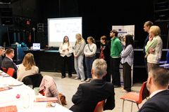 De unge fra Guldborgsund Kommune er her i gang med at præsentere anbefalingerne foran repræsentanter fra byrådet. Foto: Guldborgsund Kommune