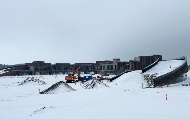 Her ses den nye, svanemærkede skole i vinterlandskabet. Foto: Guldborgsund Kommune