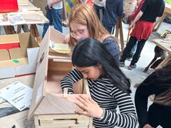 En 5. klasse fra Sundskolen er her på tømrerværkstedet hos UCE i Nykøbing Falster. Eleverne er i fuld gang med at bygge "tiny house". Foto: UCE