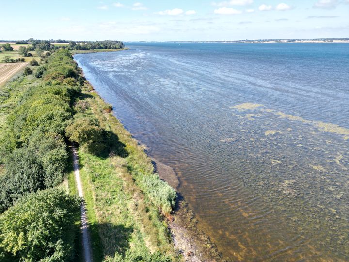 KØSTEN er et ambitiøst udviklingsprojekt, der skal styrke Lolland-Falster som en attraktiv turistdestination. Det sker ved at etablere en rekreativ oplevelsesrute langs Falsters kyster.
