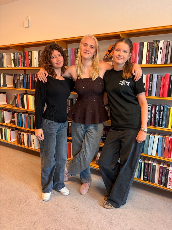 Fra venstre: Victoria, Lilly og Anabell, der arbejder som bogopsættere på Væggerløse Bibliotek i deres fritid