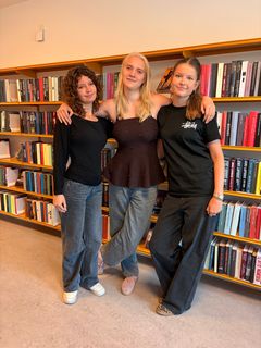 Fra venstre: Vicctoria, Lilly og Anabell, der alle arbejder som bogopsættere på Væggerløse Bibliotek i deres fritid
