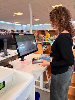 Victoria arbejder som bogopsætter på Væggerløse bibliotek, og er i fuld gang med en af jobbets mange opgaver - at tjekke, materialerne er afleveret