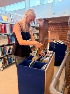 Lilly arbejder som bogopsætter på Væggerløse bibliotek, og er i fuld gang med en af jobbets mange opgaver - at sætte materialer på plads