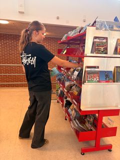 Anabell, der arbejder som bogopsætter på Væggerløse Bibliotek og er i fuld gang med en af jobbets opgaver - at sætte materialer på plads