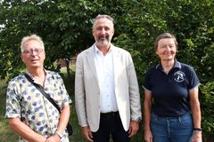 Her ses Kim Giedo (tv.), medlem af Ældresagens koordinationsudvalg, Johannes Kristensen, formand for Sundheds- & Omsorgsudvalget i Guldborgsund Kommune og Susanne Fønsskov, medlem af Ældresagens koordinationsudvalg. Foto: Guldborgsund Kommune
