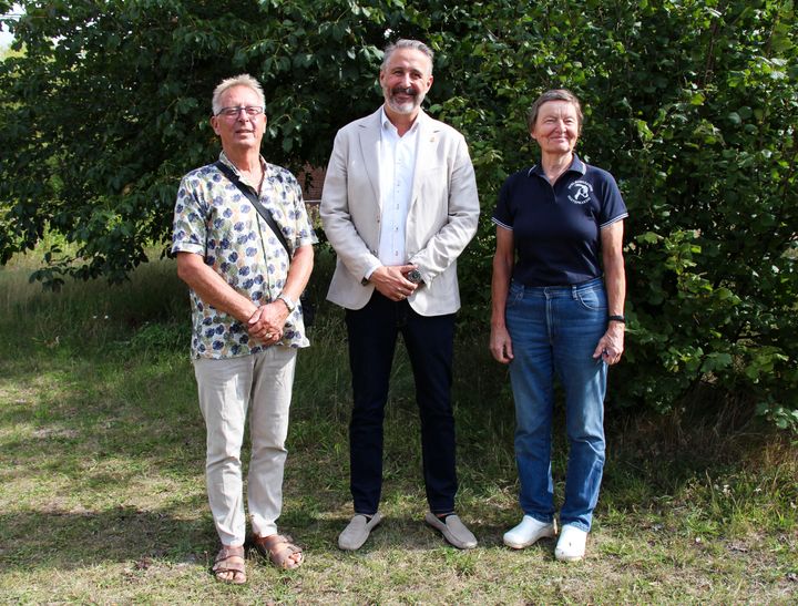 Her ses Kim Giedo (tv.), medlem af Ældresagens koordinationsudvalg, Johannes Kristensen, formand for Sundheds- & Omsorgsudvalget i Guldborgsund Kommune og Susanne Fønsskov, medlem af Ældresagens koordinationsudvalg. Foto: Guldborgsund Kommune