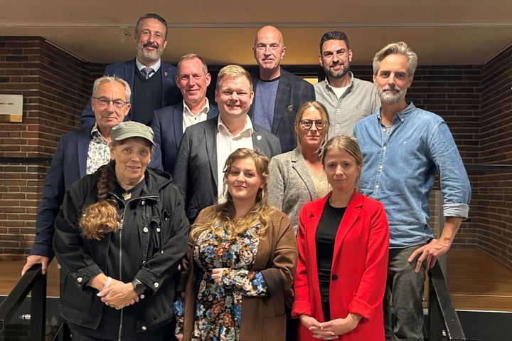 Her ses parterne bag budgetaftale 2027-2028 i Guldborgsund Kommune. Bagerste række fra venstre: Johannes Kristensen (gruppeformand for Det Konservative Folkeparti og viceborgmester), Bob Richard Nielsen (gruppeformand for Danmarksdemokraterne) og Camillo Krogh (gruppeformand for Liberal Alliance). Midterste række fra venstre: John Brædder (grupperformand for Guldborgsundlisten), Henrik Høegh-Andersen (gruppeformand for Venstre), Simon Hansen (borgmester), Stine Steffensen (løsgænger) og Henrik Steen Jensen (gruppeformand for SF). Forreste række fra venstre: Bente Lerche-Thomsen (gruppeformand for Enhedslisten), Katrine Folmann von Arenstorff Christiansen (gruppeformand for Dansk Folkeparti) og Katrine Burmann (gruppeformand for Socialdemokratiet).