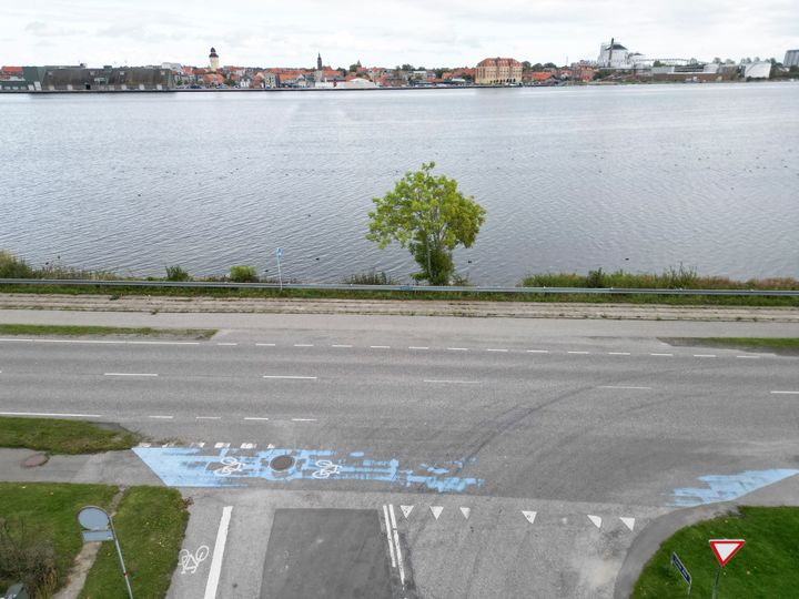 Den kommende cykel-gangbro kommer til at gå fra Linde Allé på Sundbysiden, hen over Guldborg Sund til Nykøbing F. Foto: Guldborgsund Kommune.