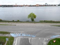 Den kommende cykel-gangbro kommer til at gå fra Linde Allé på Sundbysiden, hen over Guldborg Sund til Nykøbing F. Foto: Guldborgsund Kommune.
