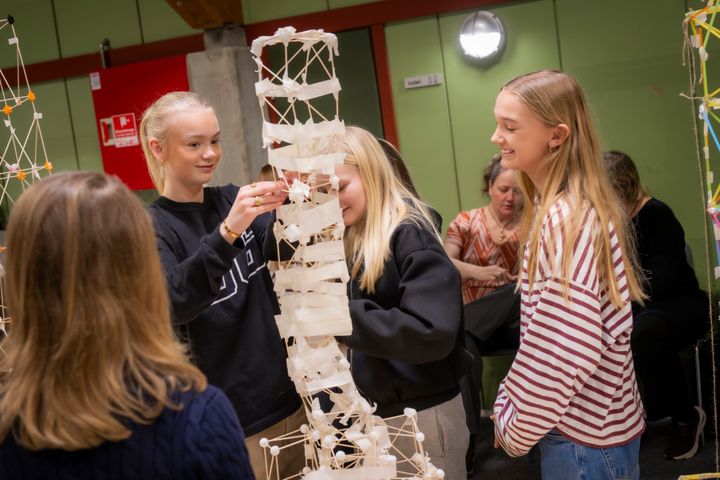 Elever viser deres løsning på opgaven 'Byg højt', som COWI har været med til at udvikle.
