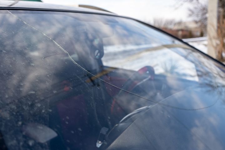 Små stenslag i forruden kan føre til revner i glasset, når frosten sætter ind. Få det udbedret nu og undgå en ny, dyr forrude, opfordrer If Forsikring.