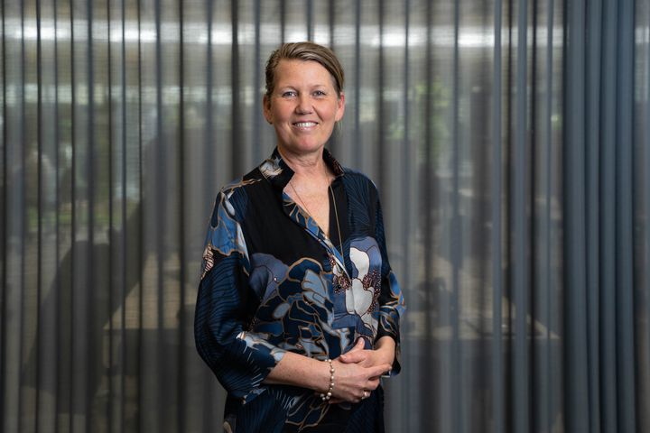 Marie-Louise Krogh Bisgaard, medlem af den danske Help a lot Award-jury, ser frem til at læse om idéer og projekter, der kan hjælpe med at bekæmpe ensomhed i Danmark. Foto: Helle Dahl