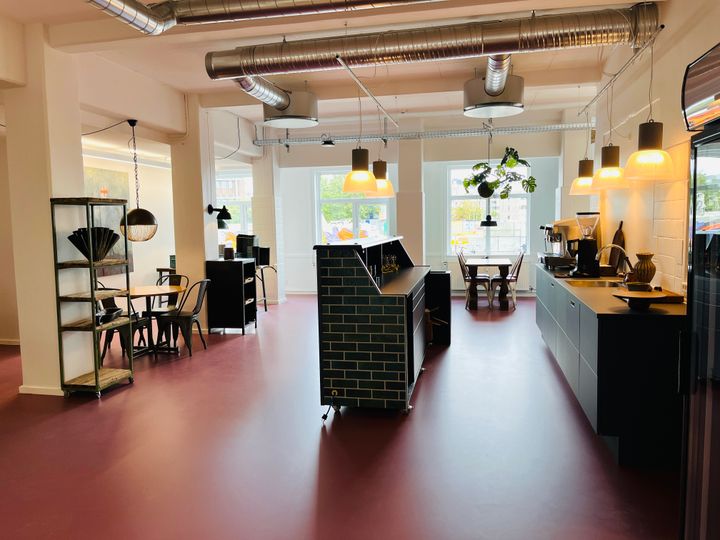 I Autismehusets stueetage er der indrettet café, og her kan man komme ind direkte fra gaden og få en snak med medarbejdere og frivillige. Foto: Socialforvaltningen.
