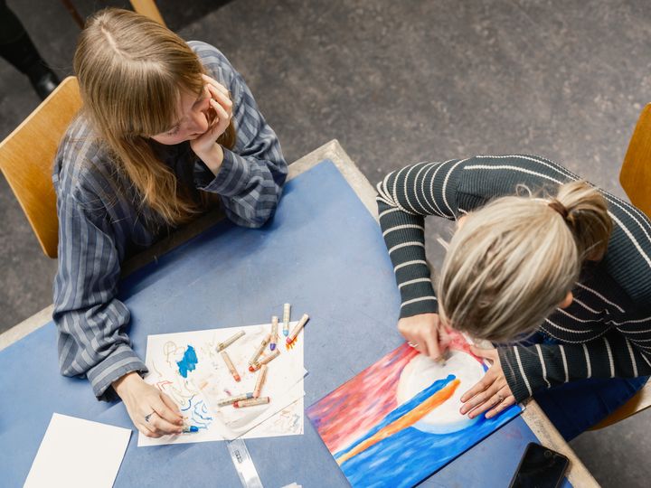 Der er stor forskel på andelen af børn, der vokser op i fattigdom på tværs af Københavns bydele. Mens der fortsat er flest børn, der vokser op i fattigdom i bydelene Brønshøj-Husum, Nørrebro og Bispebjerg, er der sket en mindre stigning i antallet af børn, der vokser i fattigdom i bydelen Amager Vest.