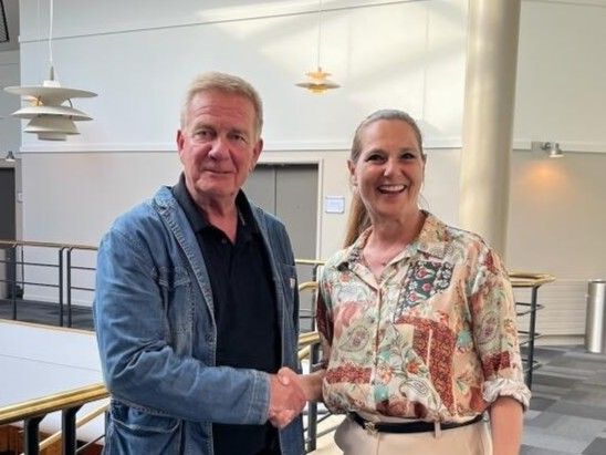 Formand for ITD Arbejdsgiverforening, Lars Stokholm, og Jane Heitmann, formand for Krifa, giver hånd på ny tre-årig overenskomst på transportområdet