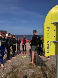 5. klasse elever fra Humble skole på Bagenkop strand i forbindelse med Water Smart Event arrangeret af Codan Fonden og LifeBoard