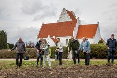 Frivillige sår frø omrking Jungshoved Kirke sammen med det lokale menighedsråd, WWF Verdensnaturfonden, Vordingborgs borgmester samt Topsoe.