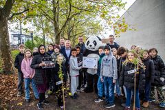 4.V på Dyvekeskolen sammen med udenrigsminister Lars Løkke Rasmussen, WWF's generalsekretær Mikkel Aarø-Hansen og VELUX Gruppens vicepræsident Fleming Voetmann