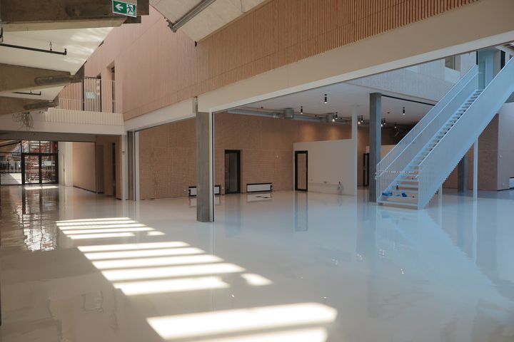Håndværkerne er ved at lægge sidste hånd på Brohuset, så borgerne i Ishøj vil blive mødt af moderne, lyse lokaler, når de besøger jobcentret eller borgerservice.