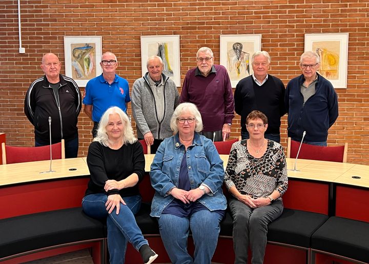 Ishøj Seniorråd - Fra venstre bagerste række: Bjarne Ove Boje, Henrik Kjærbo, Per Nørskov, Bjarne Gosvig, Finn Andersen og Per Cedervang. Foran fra venstre: Bente Bøgh, Birgit Nielsen og Ellis Andersen