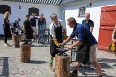 Hans Majestæt Kongen på Bredekærgård i Ishøj