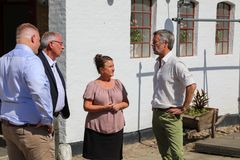 Hans Majestæt Kongen på Bredekærgård i Ishøj
