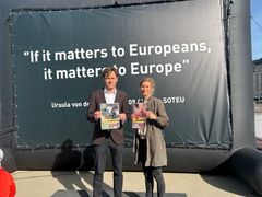 Til dagens demonstration deltog blandt andre Niels Fuglsang (S), europaparlamentariker, tv., og Sophie Hastrup Christensen, landbrugspolitisk chefkonsulent i Dyrenes Beskyttelse, th.