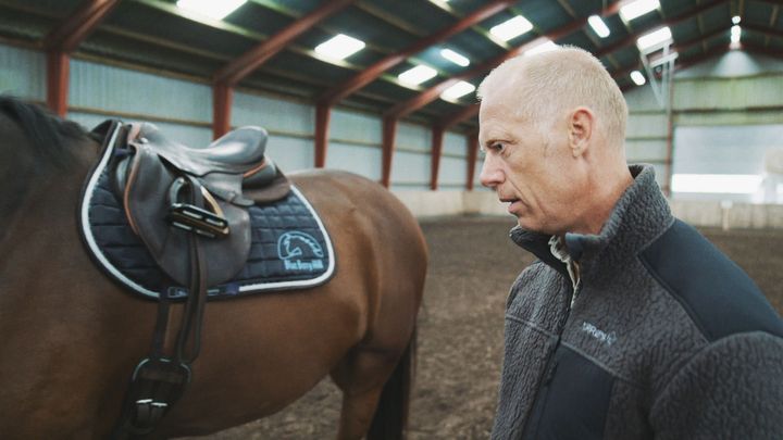 Morten Spiegelhauer og resten af redaktionen bag tv-dokumentaren afslører ifølge Dyrenes Beskyttelse groft uforsvarlig behandling af hestene med karakter af mishandling