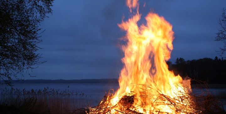 Du risikerer at brænde dyr levende, hvis du ikke flytter bålet før optænding.