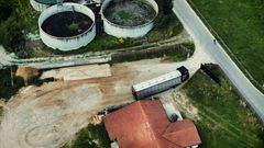 Efter blot ni timer på det såkaldte samlested i den italienske bjerglandsby Campo Tures blev grisene læsset ombord på den samme lastbil og kørt videre - nu uden for de danske myndigheders kontrol - på en tur, der på en række punkter var i strid med lovgivningen.