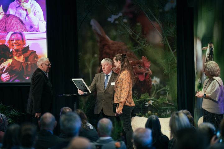 Kredsformand i Vestjælland, Arne Stevns Sørensen, og områdeformand i Nordjylland, Julie Bergstedt, modtager prisen som Årets Dyreven 2025 på vegne af frivilligheden.