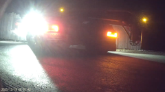 Transport 2: Svinetransport ankommer. Nummerpladen matcher den, der afgik fra Danmark knap et døgn forinden. Der er grise ombord. 2/4