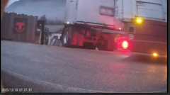 Transport 2: Lastbilen, der nu har fået grisene ombord, kører afsted. 4/4