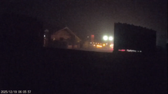 Transport 2: Grisene omlæsses nu fra den ene lastbil til den anden. 3/4