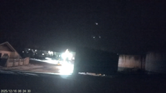 Transport 1: 20 minutter senere holder de to lastbiler tæt op af hinanden og man kan høre grise, der bliver gelejdet afsted fra den ene lastbil til den anden. 3/4