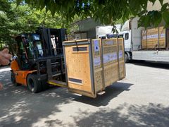 De seks asiatiske galdebjørne har tilbragt rejsen i specialbyggede transportkasser, hvor de har haft adgang til både vand og mad hele vejen.Her gøres en af kasserne klar til afrejse fra Sydkorea.