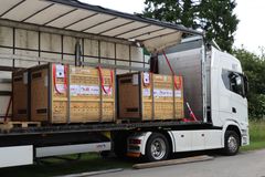 Sent onsdag aften begyndte bjørnenes rejse fra Seoul til Luxembourg. Her ankom de torsdag formiddag, hvor en stor lastbil ventede på at køre dem den sidste vej til Knuthenborg Safaripark. Natten til fredag trillede lastbilen så endelig ind i Knuthenborg, og her ventede et hold af folk på at hjælpe dem det sidste stykke vej til bjørnestalden.