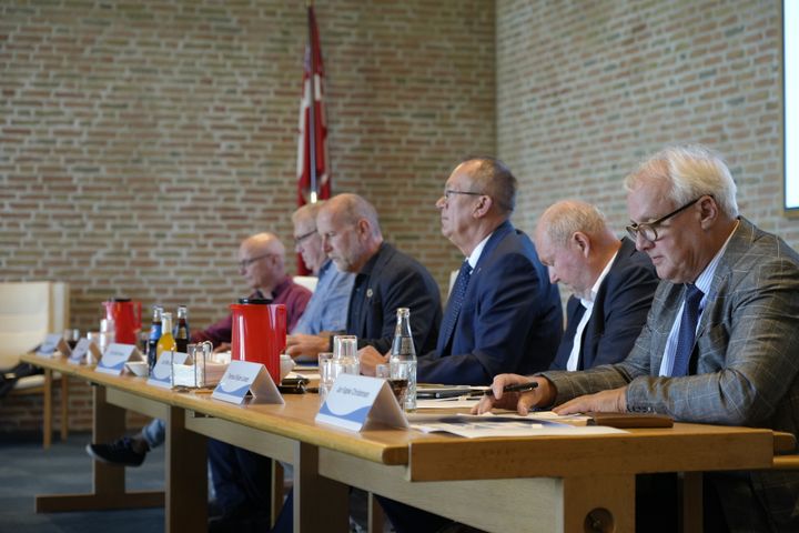 Gruppeformændene fra forligspartierne skriver budgetforliget under. Fra højre mod venstre: Jan Køpke Christensen, Rasmus Elkjær Larsen, Jan Riber Jakobsen, Erik Uldall Hansen, Erwin Andresen og Michael Christensen. Foto: Aabenraa Kommune