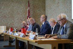 Gruppeformændene fra forligspartierne skriver budgetforliget under. Fra højre mod venstre: Jan Køpke Christensen, Rasmus Elkjær Larsen, Jan Riber Jakobsen, Erik Uldall Hansen, Erwin Andresen og Michael Christensen. Foto: Aabenraa Kommune